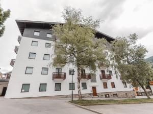 un edificio bianco con un albero di fronte di Apartment Kern by Interhome a Bad Hofgastein