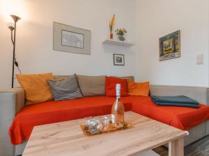 un soggiorno con un divano e un tavolo di Apartment Kern by Interhome a Bad Hofgastein