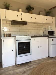 Cute Private Studio Flat with AIRCON!的厨房或小厨房