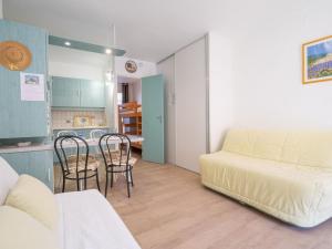 Una sala de estar con un sofá, una mesa y sillas. en Apartment Le Lido-3 by Interhome, en Les Lecques 13 fotos más