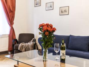 een tafel met een vaas met bloemen en twee wijnglazen bij Apartment Manes Apartment by Interhome in Praag