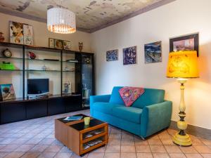 sala de estar con sofá azul y lámpara en Holiday Home Atelier-1 by Interhome, en Invorio Inferiore 12 fotos más