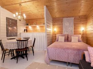 1 dormitorio con 1 cama, mesa y sillas en Holiday Home Havukka by Interhome, en Visulahti