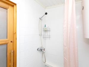 y baño con ducha y cortina de ducha. en Holiday Home Havukka by Interhome, en Visulahti