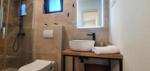 Bilik mandi di Beachfront Bliss - Vortex2VB +58 gambar