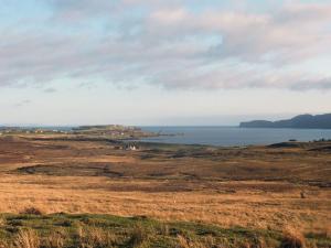 an open field with a view of the ocean at Holiday Home Harlosh by Interhome in Roag