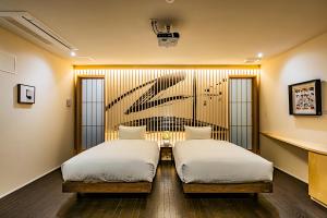 静岡市にあるビル泊のベッド2台が備わる客室で、