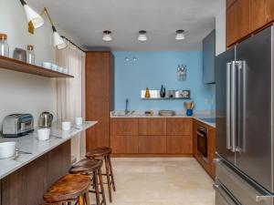 een keuken met houten kasten en een roestvrijstalen koelkast bij Apartment Las Adelfas by Interhome in Marbella