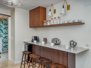 een keuken met een aanrecht en wat krukken bij Apartment Las Adelfas by Interhome in Marbella