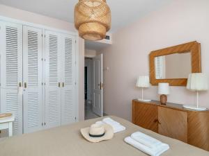 een slaapkamer met een tafel met een hoed erop bij Apartment Las Adelfas by Interhome in Marbella