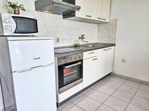 Kuchyň nebo kuchyňský kout v ubytování Apartment Antun-2 by Interhome