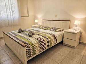Postel nebo postele na pokoji v ubytování Apartment Antun-2 by Interhome