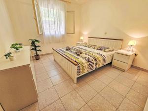 Postel nebo postele na pokoji v ubytování Apartment Antun-2 by Interhome
