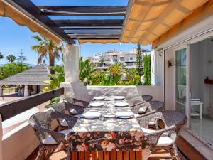 een terras met een tafel en stoelen op een balkon bij Apartment Las Adelfas by Interhome in Marbella