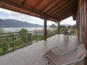 Elle comprend un balcon offrant une vue sur le lac. dans l'établissement Holiday Home Rossella by Interhome, à Castelveccana