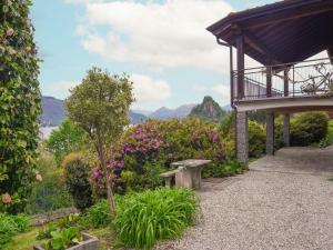 - un banc dans un jardin fleuri avec vue dans l'établissement Holiday Home Rossella by Interhome, à Castelveccana