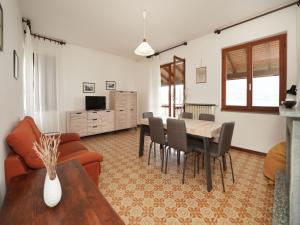- un salon avec une table et une salle à manger dans l'établissement Holiday Home Rossella by Interhome, à Castelveccana