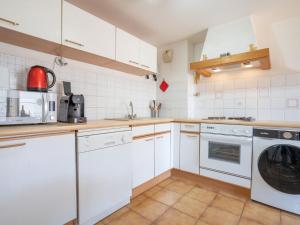 La cuisine est équipée de placards blancs et d'un lave-vaisselle. dans l'établissement Apartment Les Mimosas by Interhome, aux Lecques