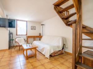 - une chambre avec un lit et une table dans l'établissement Apartment Les Mimosas by Interhome, aux Lecques