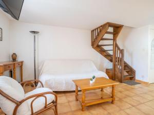 - un salon avec un lit et un escalier dans l'établissement Apartment Les Mimosas by Interhome, aux Lecques