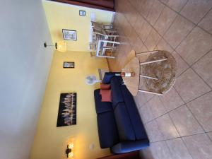 - un salon avec un mobilier bleu dans l'établissement Apartment Les Rivages de Coudoulière-2 by Interhome, à Six-Fours-les-Plages