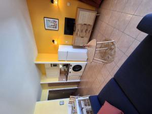 - une salle de bains aux murs jaunes dans l'établissement Apartment Les Rivages de Coudoulière-2 by Interhome, à Six-Fours-les-Plages