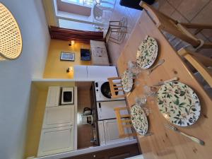 une vue aérienne d'une cuisine avec des pizzas sur le mur dans l'établissement Apartment Les Rivages de Coudoulière-2 by Interhome, à Six-Fours-les-Plages