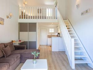 - un salon avec un canapé et un escalier dans l'établissement Studio Panorama by Interhome, aux Issambres