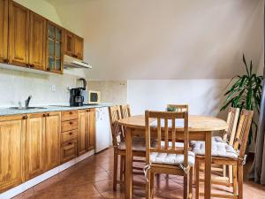 uma cozinha com uma mesa de madeira e cadeiras em Apartment Alice II- by Interhome em Harrachov