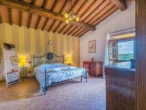 a bedroom with a bed in a room at Holiday Home Tegliaia by Interhome in Starda