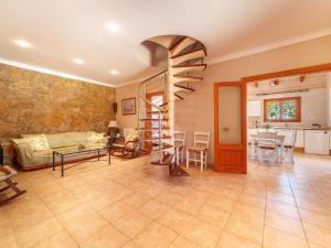 un salon avec un escalier en colimaçon et une table dans l'établissement Holiday Home Can Baltasar by Interhome, à Can Picafort