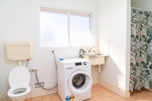 baño con lavadora y ventana en Apartment 25 Burswood, en Perth