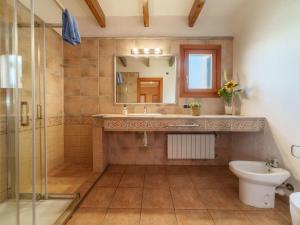 A bathroom at Holiday Home Can Butxet by Interhome