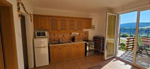 Virtuvė arba virtuvėlė apgyvendinimo įstaigoje Chill & More Apartman