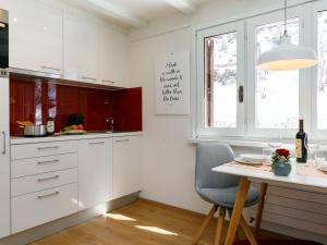 Kuchyň nebo kuchyňský kout v ubytování Apartment Residenza Chesa Margun 710-5 by Interhome + 19 fotografií