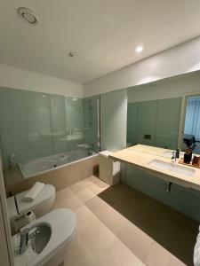 Ένα μπάνιο στο Funchal Next Corner Plaza