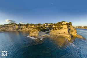 Una vista aérea de una isla rocosa en el océano. en Villa Diana by Abahana Villas, en Cap Blanc