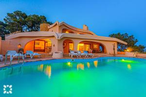 una casa con piscina delante en Villa Diana by Abahana Villas, en Cap Blanc