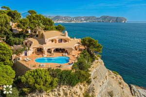 una vista aérea de una casa sobre un acantilado en Villa Diana by Abahana Villas, en Cap Blanc 26 fotos más