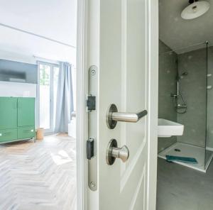 uma casa de banho com um chuveiro e uma porta de vidro em Pension22 em Meissen