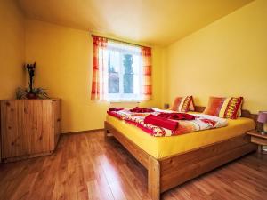 Posteľ alebo postele v izbe v ubytovaní Apartment Alice I- by Interhome