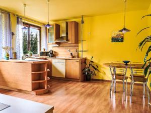 Kuchyňa alebo kuchynka v ubytovaní Apartment Alice I- by Interhome