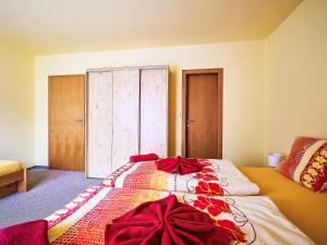 Posteľ alebo postele v izbe v ubytovaní Apartment Alice I- by Interhome