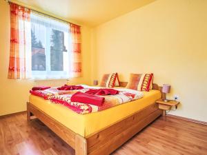 Posteľ alebo postele v izbe v ubytovaní Apartment Alice I- by Interhome