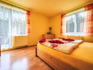 Posteľ alebo postele v izbe v ubytovaní Apartment Alice I- by Interhome