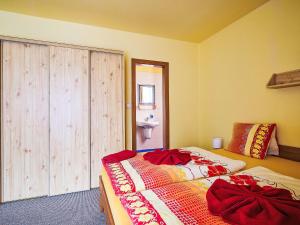 Posteľ alebo postele v izbe v ubytovaní Apartment Alice I- by Interhome