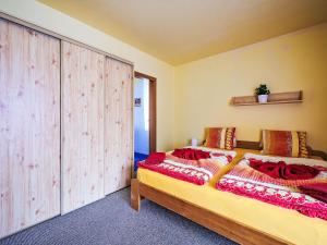 Posteľ alebo postele v izbe v ubytovaní Apartment Alice I- by Interhome
