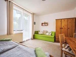 Posteľ alebo postele v izbe v ubytovaní Apartment Alice III- by Interhome
