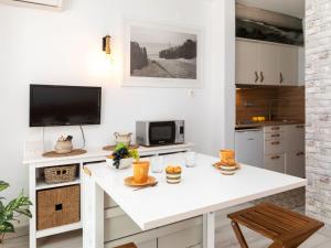 Kuchyň nebo kuchyňský kout v ubytování Studio Calafont by Interhome