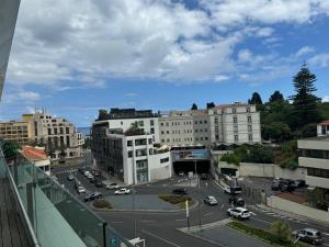 丰沙尔Funchal Next Corner Plaza的街道上汽车的城市景观